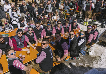 Eine Männergruppe sitzt zusammen an einem Tisch und trinkt Bier.