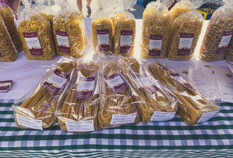 Nudelverkauf beim Bauernmarkt