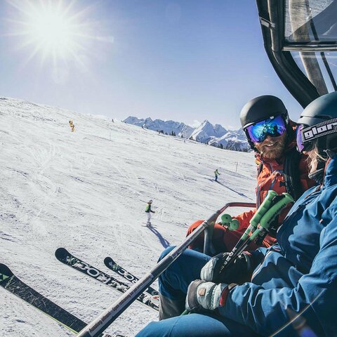 Zwei Skifahrer auf dem Skilift