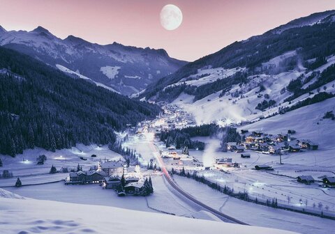 Blick auf die Gemeinde bei Nacht im Winter