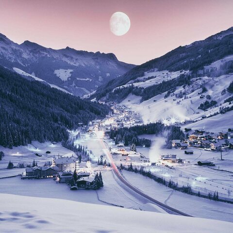 Blick auf die Gemeinde Gerlos bei Nacht im Winter