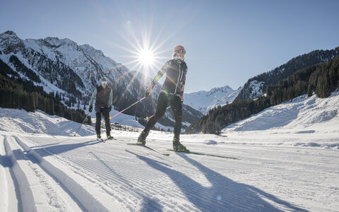 zwei Leute beim Langlaufen