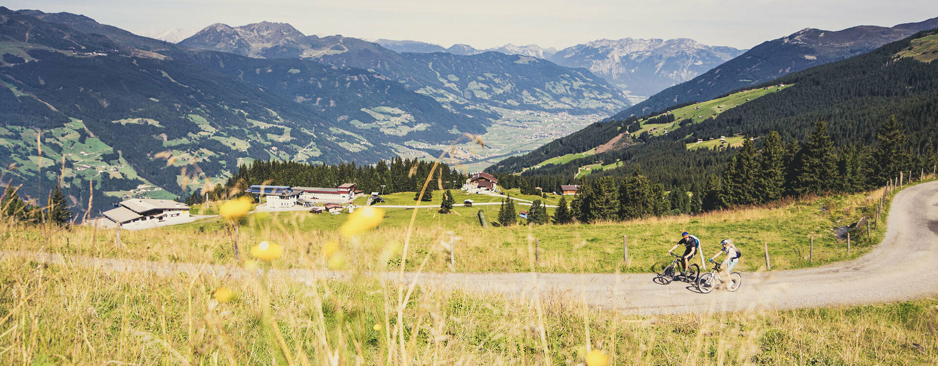 Zwei Radfahrer radeln durch die Landschaft.