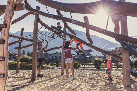 Familie spielen auf dem Spielplatz