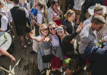 Drei lachende Frauen posieren für ein Foto.