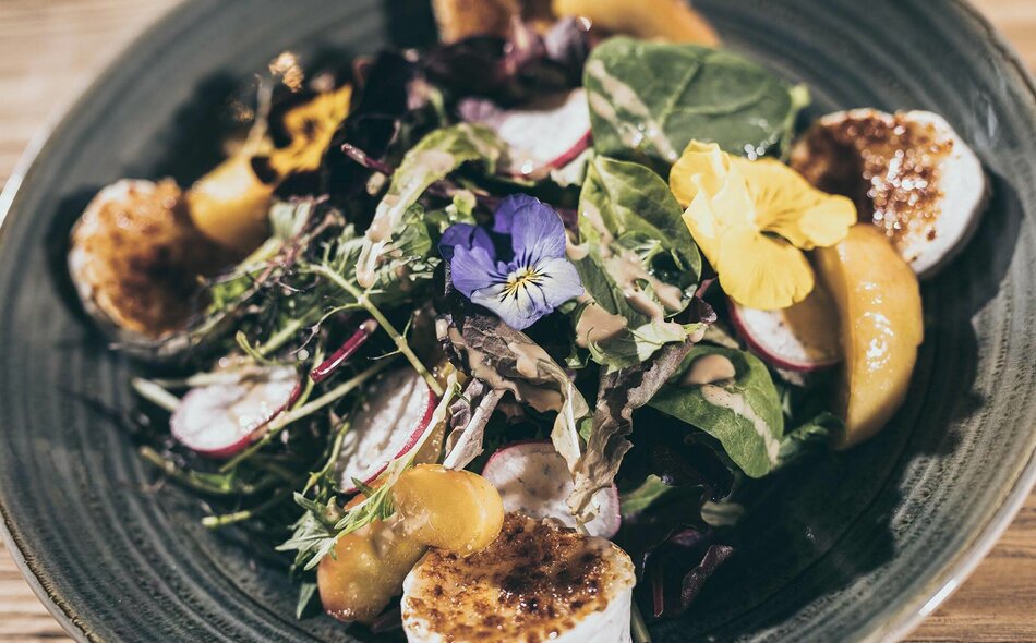 Salat mit Essbaren Blumen als Deko.