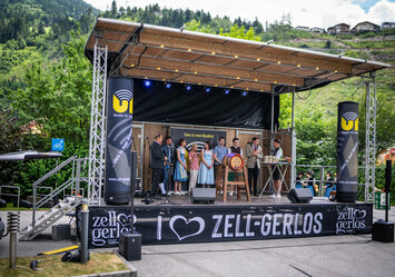 Aufgebaute Mobilebühne mit Werbung von U1 Tirol und dem Fassanstich von Zillertal Bier