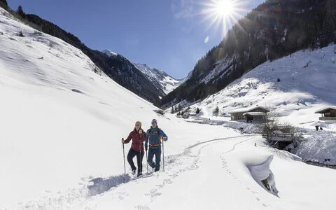 Zwei Schneeschuhwanderer.