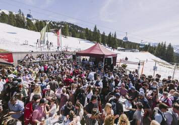 Eine große Menschengruppe feiert zusammen im Freien.