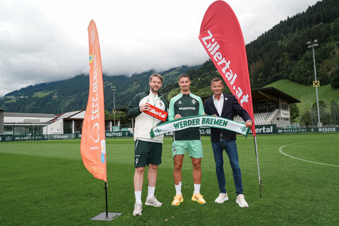 Foto von Fußballmannschaft Werder Bremen auf dem Platz mit TVB Obmann