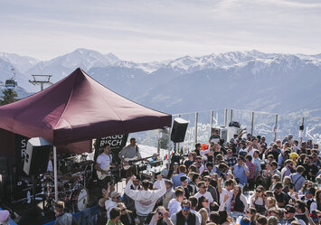Eine Menschengruppe feiert zusammen.