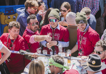 Eine Männergruppe feiert zusammen.