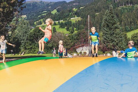 Kinder spielen auf einem Spielplatz