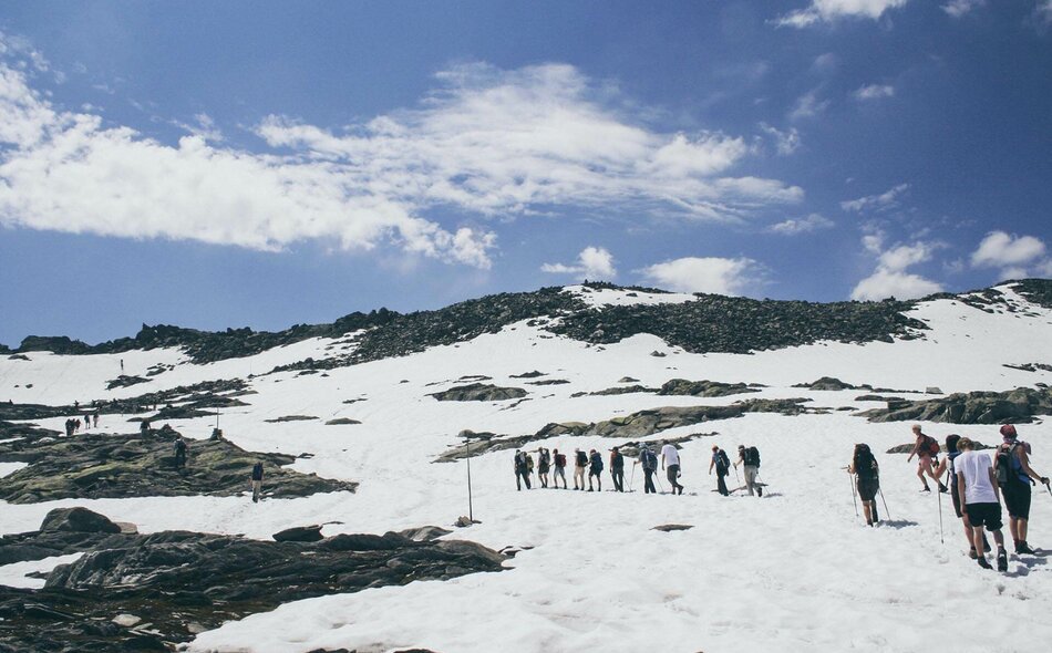Mehrere Personen wandern durch den Schnee
