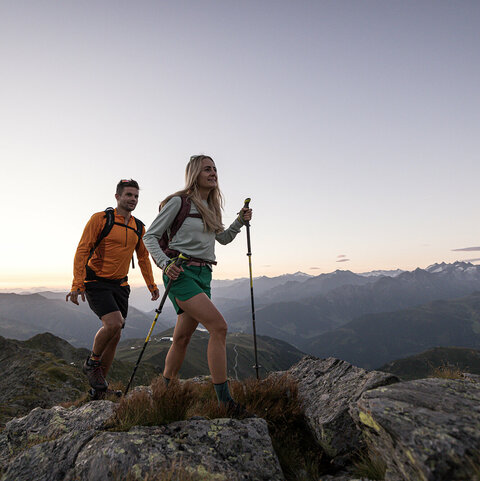 Ein Mann und eine Frau wandern durch eine traumhafte Berglandschaft