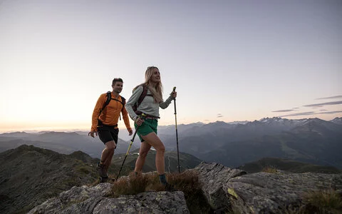 Ein Mann und eine Frau wandern durch eine traumhafte Berglandschaft