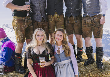 Sechs Personen in Tracht posieren für ein Foto.