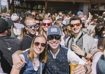 Zwei Frauen und drei Männer lachen in die Kamera.