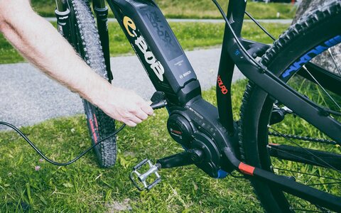 Ein E-Mountainbike wird aufgeladen