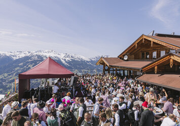 Junge Menschen in Tracht feiern zusammen.