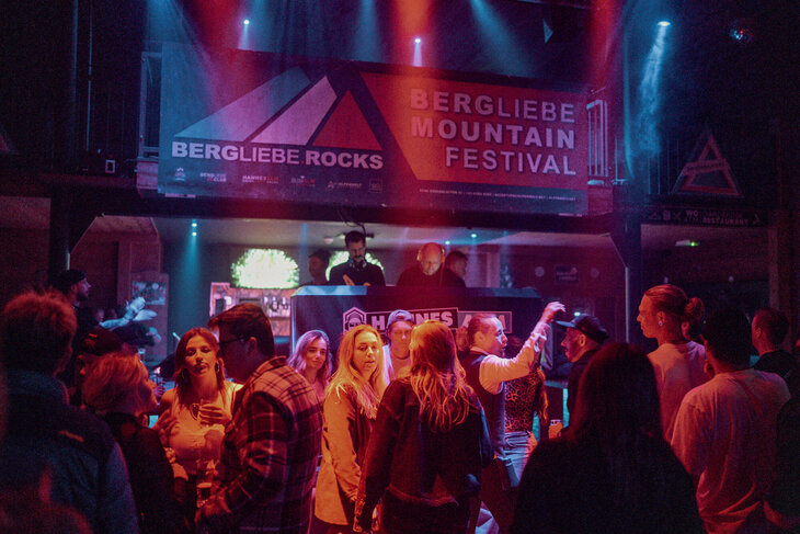 Menschen in einer Disco vor einem DJ