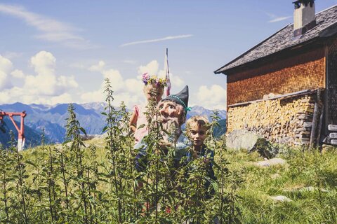 Zwei Kinder stehen in der Wiese