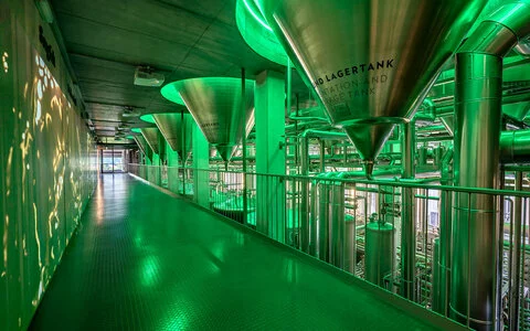 Blick in das grün beleuchtete Braukunsthaus