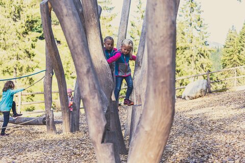 Zwei Mädchen spielen auf einem Spielplatz