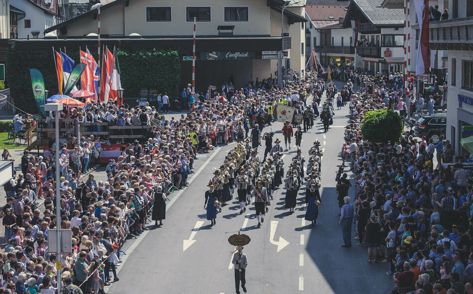 Eine Musikkapelle und Zuschauer beim Gauder Fest