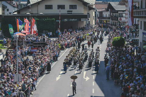 Eine Musikkapelle und Zuschauer beim Gauder Fest