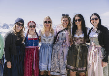 Frauen in Tracht posieren für ein Foto.