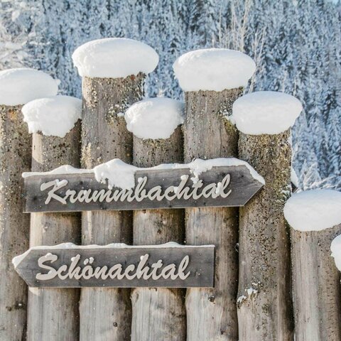 Zwei Richtungspfeile, einer für das Krummbachtal und einer für das Schönachtal