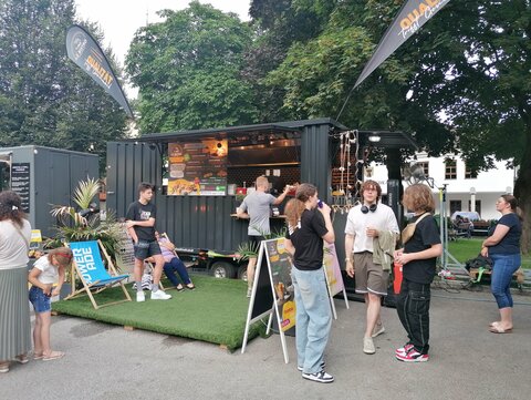 Kunden bei Street Food Markt im Zell.
