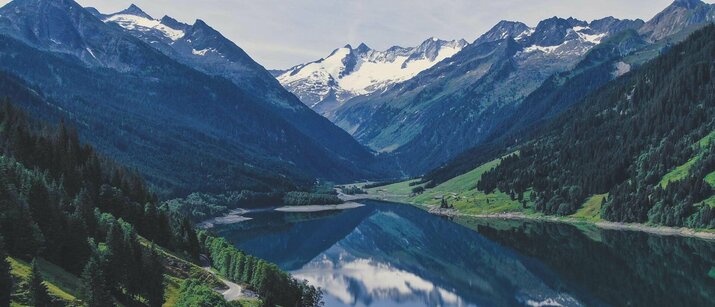Traumhafter Blick auf den Stausee