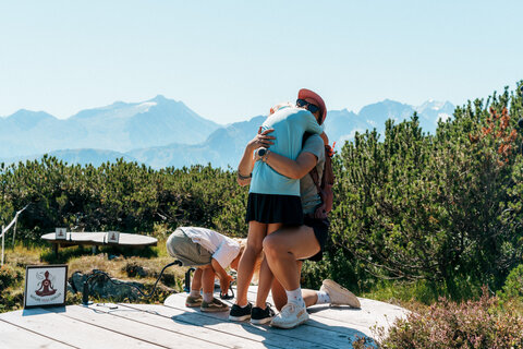 zwei Menschen umarmen sich