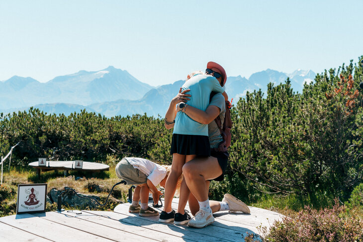 zwei Menschen umarmen sich