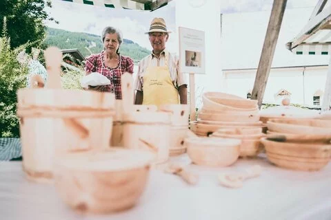 Holzschnitzereien am Dorfmarkt