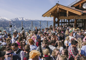 Eine große Menschengruppe feiert zusammen im Freien.