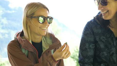 Zwei lächelnde Frauen mit Sonnenbrille