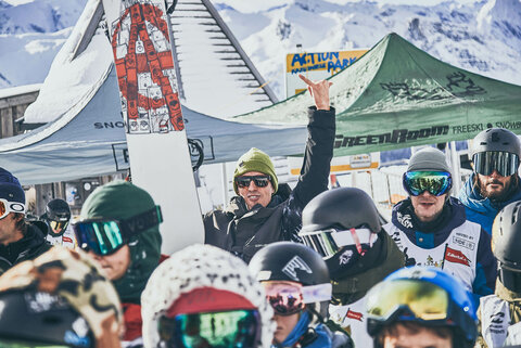 Die Snowboarder versammeln sich auf der Piste