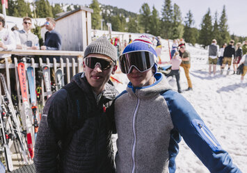 Zwei Männer mit Skibrille lachen in die Kamera.