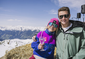 Ein Paar posiert für ein Foto.