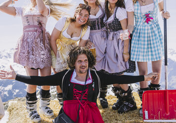 Menschen in Tracht posieren für ein Foto.