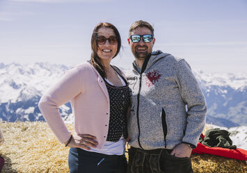 Ein Mann und eine Frau posieren für ein Foto.