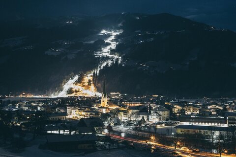 Blick auf die Talabfahrt bei Nacht