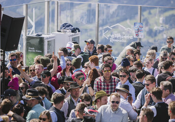 Menschen in Tracht feiern zusammen.