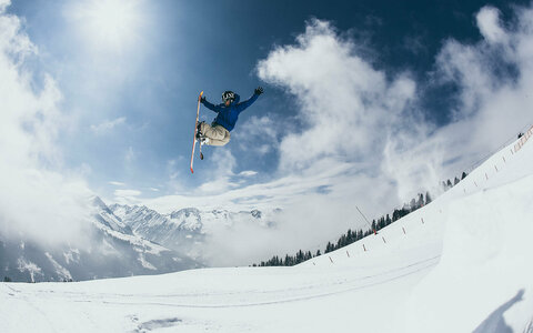 Ein Freerider beim Schanzen springen