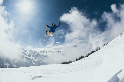 Ein Freerider beim Schanzen springen