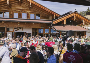 Menschen in Trachtenkleidung feiern und trinken zusammen im Freien.