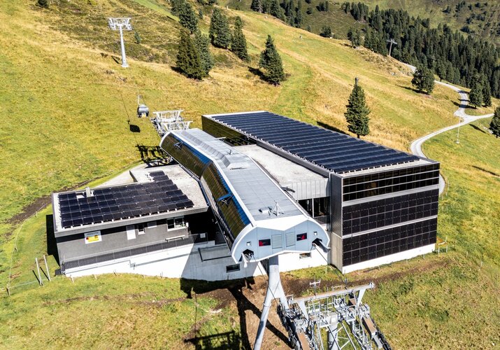 Bergstation einer Liftanlage mit Photovoltaik.